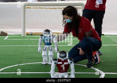 Rome, Italie.08 octobre 2021.Un technicien ajuste un robot de football lors d'une exposition à la 9e édition de Maker faire le plus grand événement européen sur l'innovation.(Photo par Vincenzo Nuzzolese/SOPA Images/Sipa USA) crédit: SIPA USA/Alamy Live News Banque D'Images