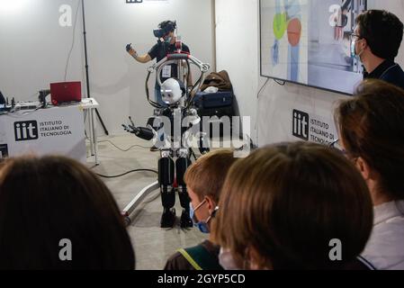 Rome, Italie.08 octobre 2021.Des techniciens de l'Institut italien de technologie (IIT) ajustent un robot à la 9e édition de Maker faire, le plus grand événement européen sur l'innovation.(Photo par Vincenzo Nuzzolese/SOPA Images/Sipa USA) crédit: SIPA USA/Alamy Live News Banque D'Images