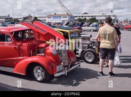 Les visiteurs peuvent admirer une grande variété de barres chaudes et de voitures personnalisées à l'Endless Summer Cruisin 2021 dans Ocean City Maryland. Banque D'Images