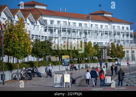 Boltenhagen, Allemagne.08 octobre 2021.Les vacanciers sont à l'extérieur de la station de vacances Weiße Wiek.L'humeur dans l'industrie touristique de Mecklembourg-Poméranie-Occidentale s'est améliorée après la saison estivale selon une enquête interne de l'association.L'industrie est maintenant prudemment positive au sujet du développement jusqu'à la fin de l'année.Actuellement, la situation économique est meilleure que jamais pendant la pandémie.Credit: Jens Büttner/dpa-Zentralbild/dpa/Alay Live News Banque D'Images