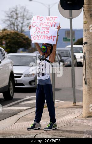 Melbourne, Australie, 9 octobre 2021.Une femme avec un panneau de protestation pendant le côté de la route 'Rise Up!Melbourne Rally' sur Springvale Road près du centre commercial Glen.Melbourne poursuit son maintien « serré et précis » en contraste saisissant avec l'approche d'ouverture de la Nouvelle-Galles du Sud.Crédit : Michael Currie/Speed Media/Alay Live News Banque D'Images