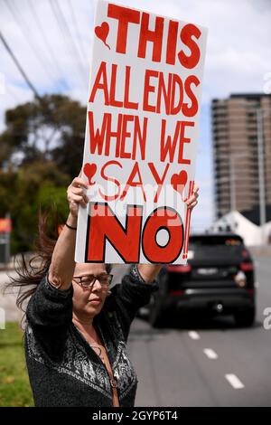 Melbourne, Australie, 9 octobre 2021.Une femme avec un panneau de protestation pendant le côté de la route 'Rise Up!Melbourne Rally' sur Springvale Road près du centre commercial Glen.Melbourne poursuit son maintien « serré et précis » en contraste saisissant avec l'approche d'ouverture de la Nouvelle-Galles du Sud.Crédit : Michael Currie/Speed Media/Alay Live News Banque D'Images