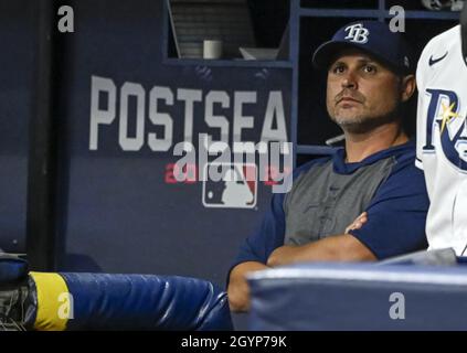 Saint-Pétersbourg, États-Unis.08 octobre 2021.Kevin Cash, le Manager de Tampa Bay Rays, observe le dugout pendant le neuvième repas du jeu 2 des ALDS contre le Boston Red Sox au Tropicana Field à Saint-Pétersbourg, Floride, le vendredi 8 octobre 2021.Photo de Steven J. Nesius/UPI crédit: UPI/Alamy Live News Banque D'Images