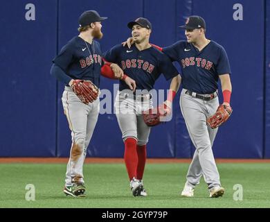 Saint-Pétersbourg, États-Unis.08 octobre 2021.Alex Verdugo (L), Kiki Hernandez (C) et Hunter Renfroe, les outfielders de Boston Red Sox célèbrent une victoire de 14-6 sur les Tampa Bay Rays pendant la partie 2 des ALDS au Tropicana Field, à Saint-Pétersbourg, en Floride, le vendredi 8 octobre 2021.Photo de Steven J. Nesius/UPI crédit: UPI/Alamy Live News Banque D'Images