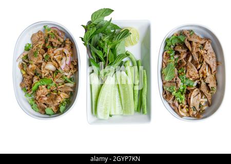 Vue de dessus du menu cuisine du nord-est des saveurs thaïlandaises comme salade de boeuf grillé en tranches, coupé sur blanc isolé, Banque D'Images