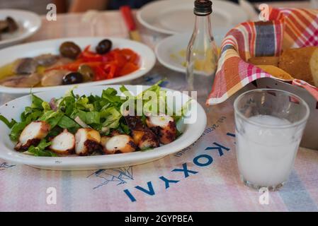 Hors-d'œuvre de fruits de mer dans le restaurant grec tsipouro - ouzo, poulpe, poisson, calmar, olives. Tsipouradiko traditionnel.Grèce Volos Banque D'Images