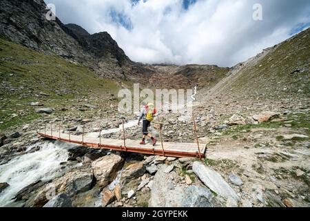 Randonnée en direction de Mischabelhütte cabane alpine près de Saas-Fee, Suisse Banque D'Images