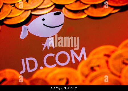 JD.com est une société chinoise de commerce électronique.JD.com logo entouré de pièces de monnaie feng shui floues. Banque D'Images