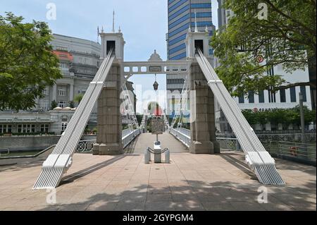 Vue sur la rivière Cavenagh qui enjambe la rivière Singapour et les panneaux historiques de 1910 qui limitent le passage des véhicules, du bétail et des chevaux Banque D'Images