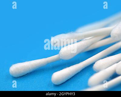 cotons-tiges en papier blanc sur fond bleu, gros plan sur les bâtonnets d'oreille Banque D'Images