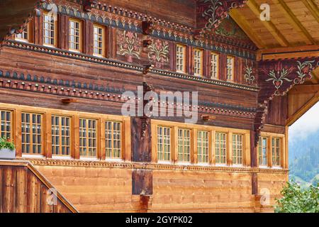 Gros plan d'un chalet suisse traditionnel peint à la main - Simmental, Berner Oberland, Suisse Banque D'Images