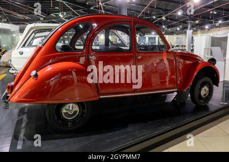 '7/31/2021 - Sharjah, eau: Citroën 2CV 1986 voiture française classique - Antique rouge. Banque D'Images