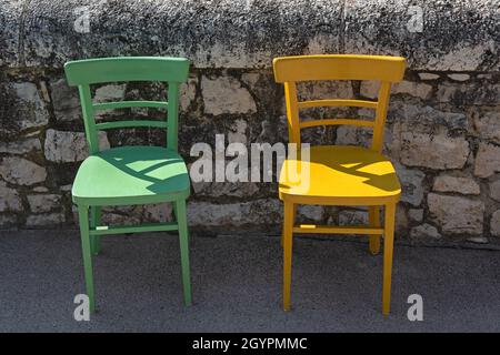 Deux chaises d'un café en plein air à Harburg, Bavière, Allemagne Banque D'Images