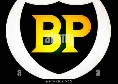 Logo BP (British Petroleum) sur le panneau publicitaire lumineux sur l'exposition à Bakou, Azerbaïdjan - 12 avril 2017 Banque D'Images