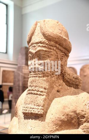 Pierre de calcaire assyrien représentant un dieu du Temple de Nabu à Nimrud, au musée britannique de Londres, Royaume-Uni Banque D'Images