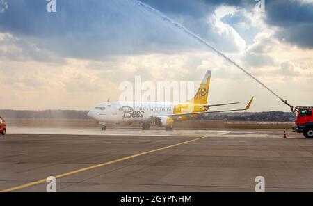 Avion jaune de la compagnie aérienne Bees sur le tablier.Boeing 737-800 UR-UBA avion de tourisme.Après la pluie et le lavage.Copier piste d'espace.Ukraine, Kiev - 19 mars 2021. Banque D'Images