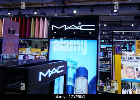 Volgograd, Russie-16 septembre 2021 : MAC Cosmetics marque canadienne de cosmétiques fondée à Toronto en 1984 par Frank Toscan et Frank Angelo Banque D'Images