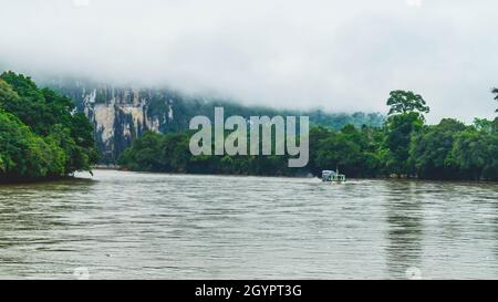 Batu Dinding, paysage emblématique de mur de calcaire sur la rive supérieure du Mahakam.Magnifique paysage de karst sur la rive Banque D'Images
