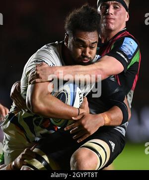 Twickenham, Royaume-Uni.08 octobre 2021.Rugby, premier ministre.Harlequins V Bristol Bears.La fonction Stiop.Twickenham.Chris Vui (Bristol Bears) est abordé par Jack Kenningham (Harlequins).Credit: Sport en images/Alamy Live News Banque D'Images