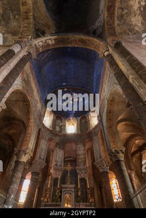 Vue générale de l'intérieur de l'église Saint-Étienne de Maringues, Maringues, Auvergne, France. Banque D'Images