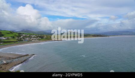 Vue depuis le Castell Criccieth médiéval situé sur un promontoire rocheux entre deux plages de Criccieth, Gwynedd, au nord du pays de Galles Banque D'Images