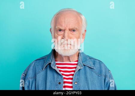 Portrait d'attrayant strict déçu suspect gris-cheveux homme surpensant isolé sur fond bleu turquoise clair de couleur turquoise de fond Banque D'Images