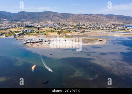 Urla, Izmir, Turquie - 10 09 2021 Urla destination de kitesuf en Turquie, paysage aérien du site de kite Gulbace, vue de drone sur la tache de kitesurf Banque D'Images