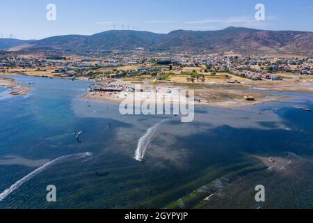 Urla, Izmir, Turquie - 10 09 2021 Urla destination de kitesuf en Turquie, paysage aérien du site de kite Gulbace, vue de drone sur la tache de kitesurf Banque D'Images
