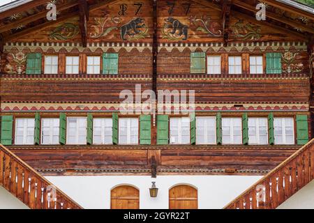 Façade artistique du célèbre chalet suisse Guetsch à Lenk à partir de 1777, Simmental, Berner Oberland, Suisse Banque D'Images