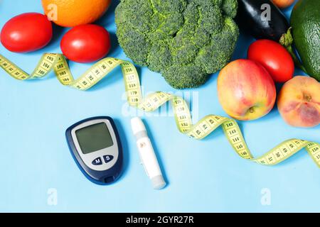 Glucomètre et légumes.Régime pour le diabète.Concept de mode de vie sain. Banque D'Images