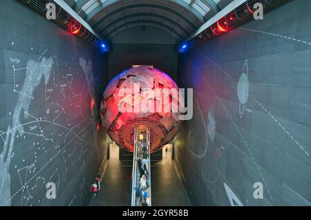 Le Earth Hall avec escalier roulant menant au globe rouge, Natural History Museum, South Kensington, Londres, Angleterre Banque D'Images