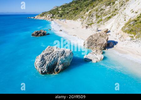 Vue aérienne de la belle plage de Kalamitsi, Mer Ionienne, île de Lefkada, Grèce Banque D'Images