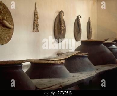 INTÉRIEUR – BODEGA CON TINAJAS.EMPLACEMENT : VENTA DEL QUIJOTE.PUERTO LAPICE.CIUDAD REAL.ESPAGNE. Banque D'Images