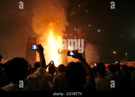 bur indien l'effigie du roi démon Ravana avec Kumbhkarna et Meghnad pendant la fête de Dussehra à New Delhi, Inde. Banque D'Images