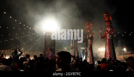 bur indien l'effigie du roi démon Ravana avec Kumbhkarna et Meghnad pendant la fête de Dussehra à New Delhi, Inde. Banque D'Images