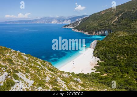 Vue imprenable sur la plage de Fteri avec voilier blanc dans la baie cachée, Kefalonia, Grèce.Entouré de végétation méditerranéenne. Sentier de randonnée.Incroyable Banque D'Images