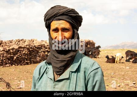 Portrait d'un berger marocain et de son troupeau de chèvres Banque D'Images