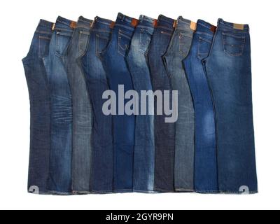 Blue Jeans Row isolé sur fond blanc Banque D'Images