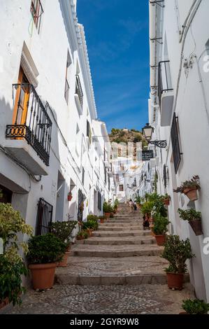 Frigiliana, Andalousie, Espagne 03 octobre 2021, rue étroite dans une belle et célèbre ville du sud de l'espagne avec des maisons blanches Banque D'Images