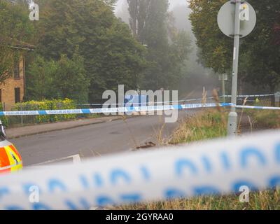 Oxford, Royaume-Uni. 9 octobre 2021. La police a bouclé Bayswater Road à Barton après qu'un homme dans la trentaine a été attaqué hier soir et est mort de blessures à coups de couteau sur les lieux. Un homme de 20 ans a été arrêté dans les premières heures sur suspicion de meurtre. Crédit : Angela Swann/Alamy Banque D'Images