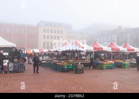 Northampton, Royaume-Uni.9 octobre 2021.Météo Royaume-Uni.En milieu de matinée, le brouillard a commencé à s'élever dans le centre-ville alors que les gens commencent à visiter le marché.Crédit : Keith J Smith./Alamy Live News. Banque D'Images