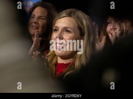 Carrie Johnson.L'épouse du premier ministre Boris Johnson, pendant que son mari, Boris, observe son discours lors de la Conférence annuelle du Parti conservateur Banque D'Images