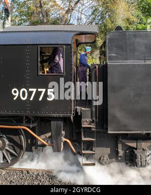 Sheringham, Norfolk, Royaume-Uni - SEPTEMBRE 14 2019 : femme en uniforme de mécanicien de locomotive d'époque sur un 1943 WD 2-10-0 – 90775 «le régime Royal Norfolk Banque D'Images