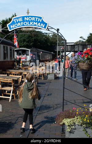 Sheringham, Norfolk, Royaume-Uni - SEPTEMBRE 14 2019 : panneau de bienvenue « The North Norfolkman » à la plate-forme du train Banque D'Images