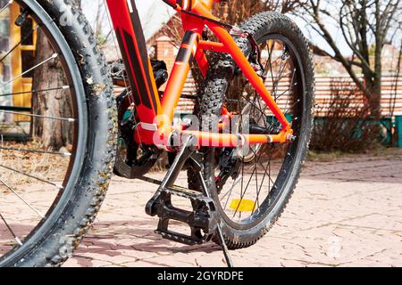 Vélo de montagne rouge sale dans le jardin.Sports extrêmes et activités de loisirs Banque D'Images