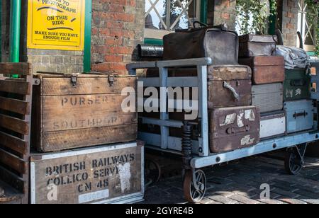 Sheringham, Norfolk, Royaume-Uni - SEPTEMBRE 14 2019 : valises d'époque de la Seconde Guerre mondiale sur une plate-forme de train pendant le week-end des années 1940 Banque D'Images