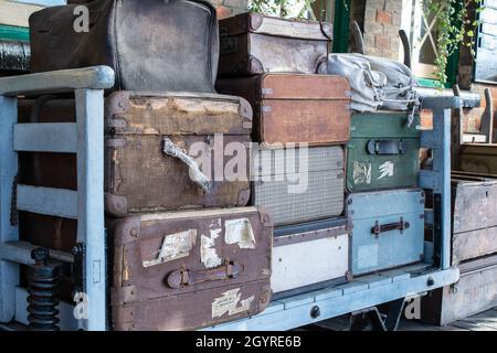 Sheringham, Norfolk, Royaume-Uni - SEPTEMBRE 14 2019 : valises d'époque de la Seconde Guerre mondiale sur une plate-forme de train pendant le week-end des années 1940 Banque D'Images