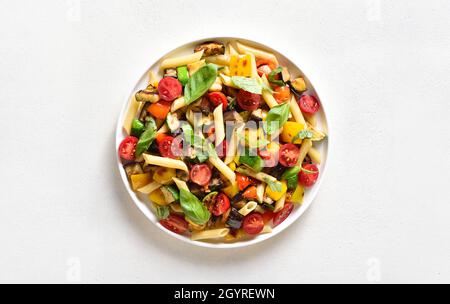 Salade de pâtes Ratatouille sur plaque sur fond de pierre blanche avec espace de copie.Vue de dessus, plan d'appartement Banque D'Images