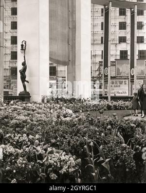 Jardins temporaires plantés dans le centre-ville de Leeds, dans le Yorkshire, en Angleterre, pour célébrer le couronnement du monarque britannique, le roi George VI, le 12 mai 1937 Banque D'Images