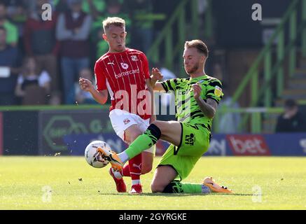 Ellis Iandolo (à gauche) de Swindon Town et Ben Stevenson de Forest Green Rovers se battent pour le ballon lors du match Sky Bet League Two au New Lawn, Nailsworth.Date de la photo: Samedi 9 octobre 2021. Banque D'Images